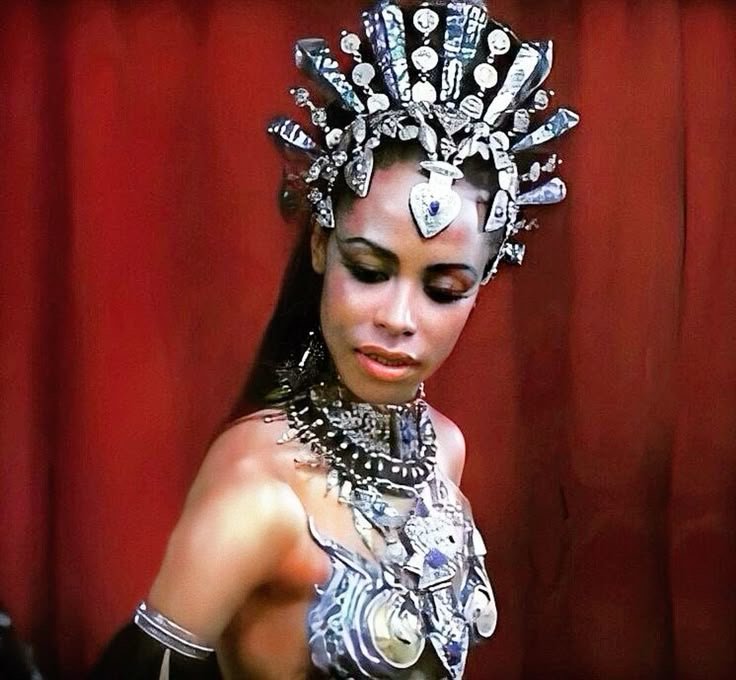 Vampire Aaliyah #C7oG7Dbe