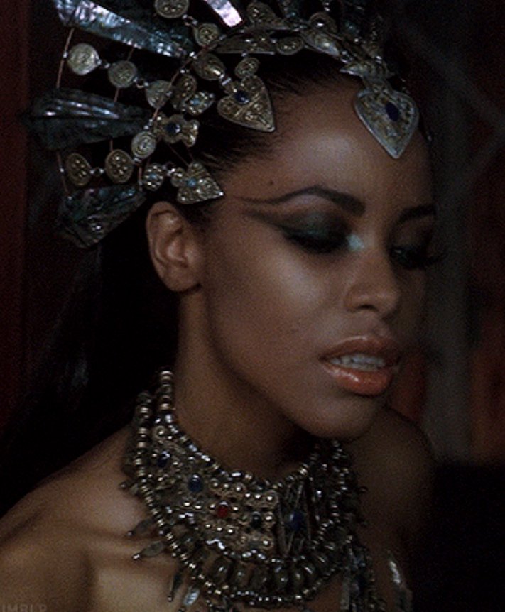 Vampire Aaliyah #Hx75MCQD